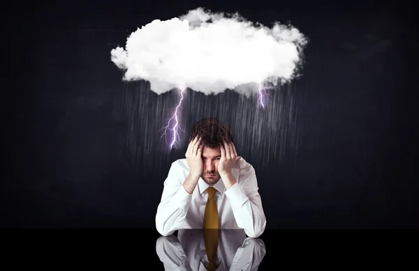 Empresário deprimido sentado sob uma nuvem — Fotografia de Stock