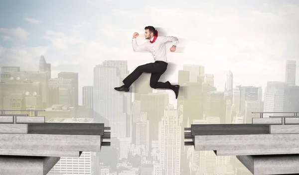Енергійний бізнесмен стрибає через міст з прогалиною — стокове фото