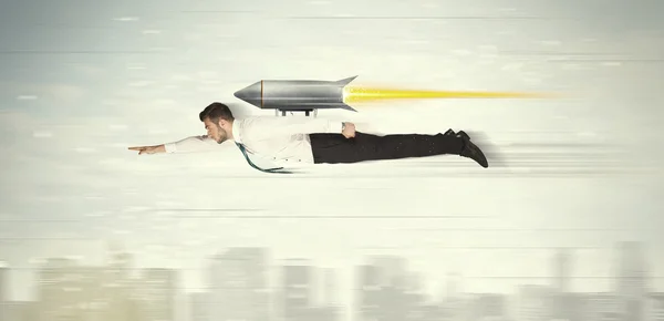 Homem de negócios super-herói voando com foguete jet pack acima do cit — Fotografia de Stock