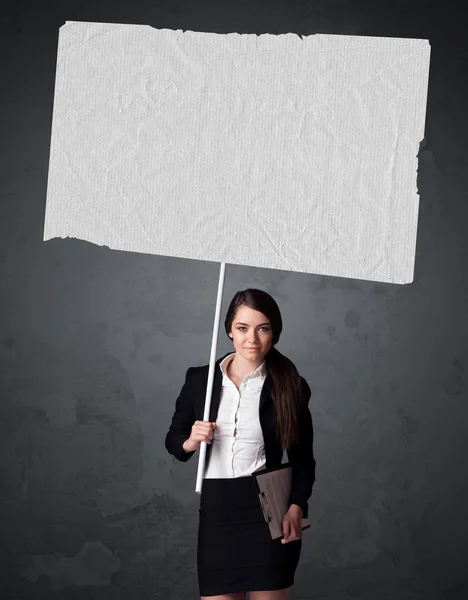 Empresária com papel de livreto em branco — Fotografia de Stock