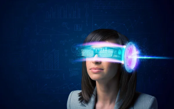 Kobieta z przyszłości w zaawansowanych technologicznie okularach — Zdjęcie stockowe