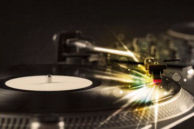 müzik oyuncu oynarken vinil ile parlayan gerek gelen satırları