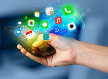 Renkli uygulama simgeleriyle el ele tutuşan akıllı telefon