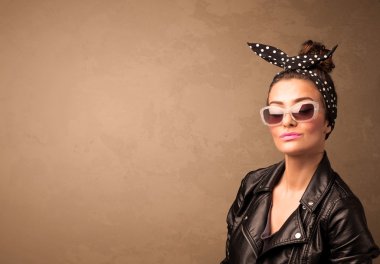 Güneş gözlüklü ve kopyalanmış güzel bir kadının portresi