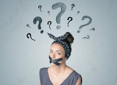 Ağzı yapış yapış ve soru işaretleri olan genç bir kadın.