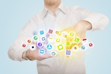 Eller mobil uygulama simgeleri ile bir form oluşturuluyor