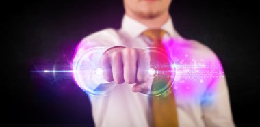 İş adamı gelecekteki teknoloji veri ağı tutuyor 