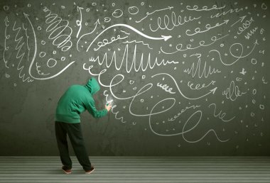 Genç şehir ressamı çiziyor