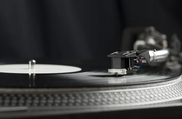 Plattenspieler spielen Vinyl in Nahaufnahme mit Nadel auf der Platte — Stockfoto