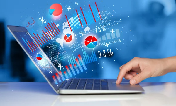 Modern dizüstü dizüstü bilgisayar grafik simgeleri ile yazarak el — Stok fotoğraf