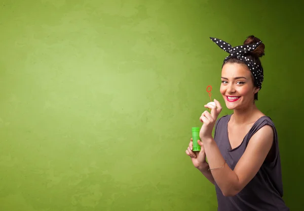 Hermosa mujer soplando burbuja de jabón sobre fondo de copyspace —  Fotos de Stock