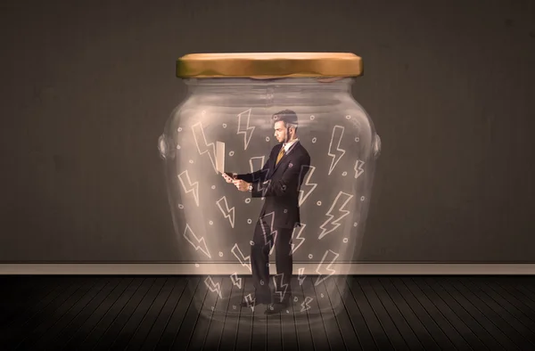 Affärsman inuti en glasburk med blixtnedslag ritningar koncept — Stockfoto