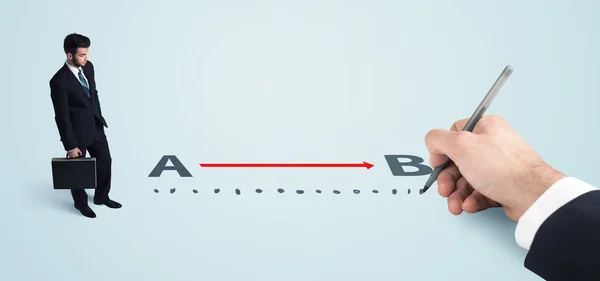 Бизнесмен смотрит на красную линию от a до b, нарисованную вручную — стоковое фото