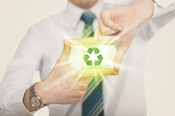 Handen maken van een formulier met recyclingbord — Stockfoto