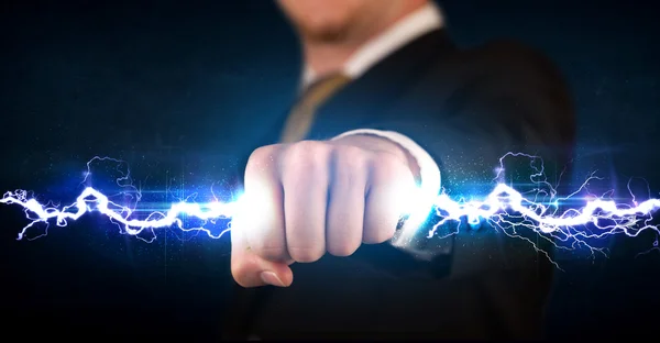 Бізнесмен тримає електричний світловий болт в руках — стокове фото