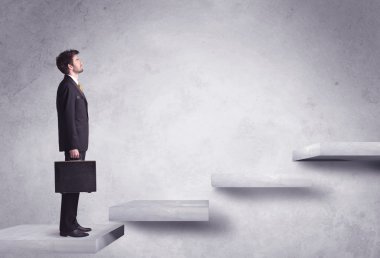 Bir merdiven çıkıyorum