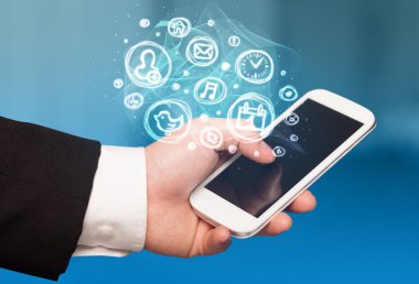 El smartphone telefon app seçenekleri ile tutarak