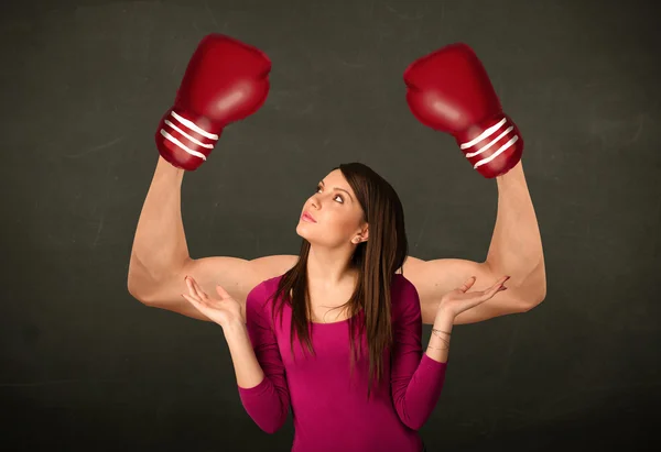 结实且肌肉发达的拳击手武器 — 图库照片