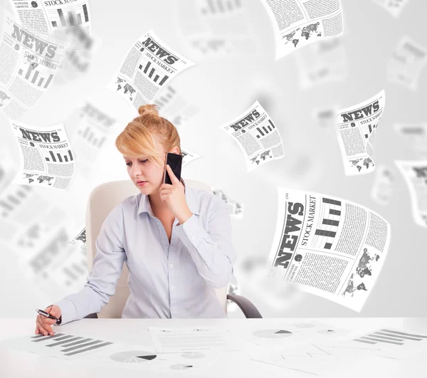 Geschäftsfrau am Schreibtisch mit Börsenzeitungen — Stockfoto