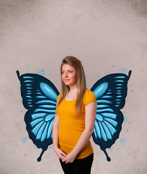 Молода дівчина з синьою ілюстрацією метелика на спині — стокове фото