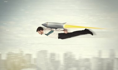 süper kahraman iş adamı ile jet pack roket CIT yukarıda uçan