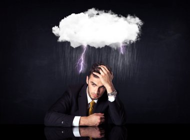 Depresyondaki işadamı bulutların altında oturuyor
