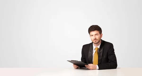 Homem de negócios com fundo branco — Fotografia de Stock