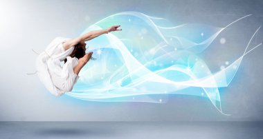 Etrafında soyut mavi eşarpla atlayan sevimli bir genç.