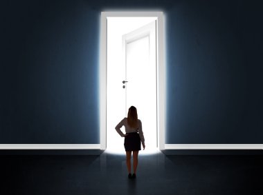 Büyük parlak kapıyı açan iş kadını.