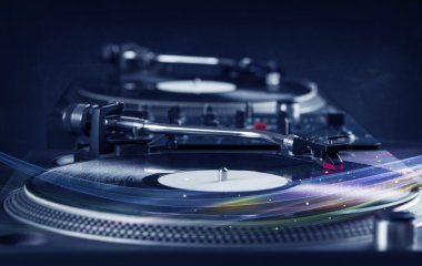 Renkli soyut çizgilerle vinil müzik çalan müzik çalar