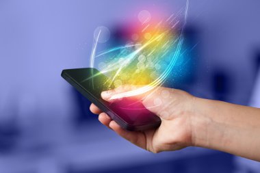Soyut parlak çizgileri olan akıllı bir telefon.