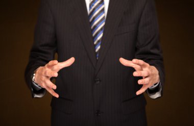 bir şey tutan işadamı