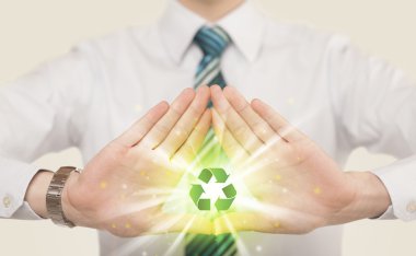 Geri dönüşüm işaretli bir form oluşturan eller