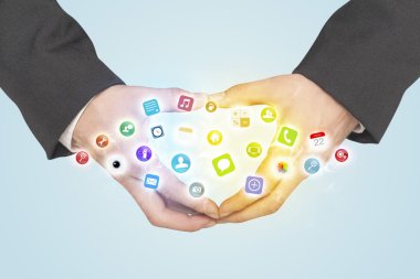 Eller mobil uygulama simgeleri ile bir form oluşturuluyor