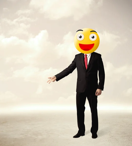 Επιχειρηματίας φοράει κίτρινο χαμογελαστό πρόσωπο — Φωτογραφία Αρχείου