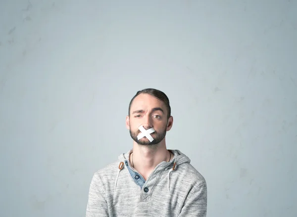 Молодой человек с приклеенным ртом — стоковое фото