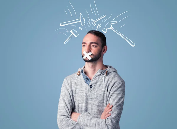 Jovem com boca colada e marcas de martelo batendo — Fotografia de Stock