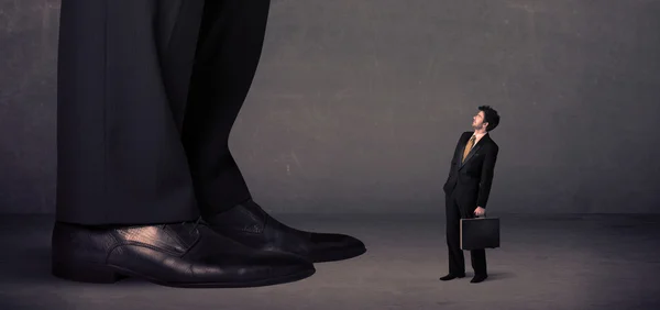 Obrovské nohy s malým podnikatelem stojící v přední koncepci — Stock fotografie