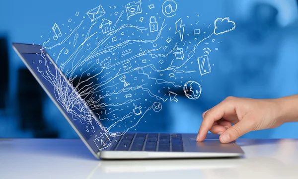 Hombre pulsando ordenador portátil portátil con doodle icono nube sym — Foto de Stock