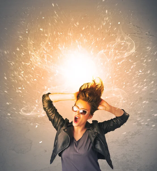 Junge Frau mit energisch explodierenden roten Haaren — Stockfoto