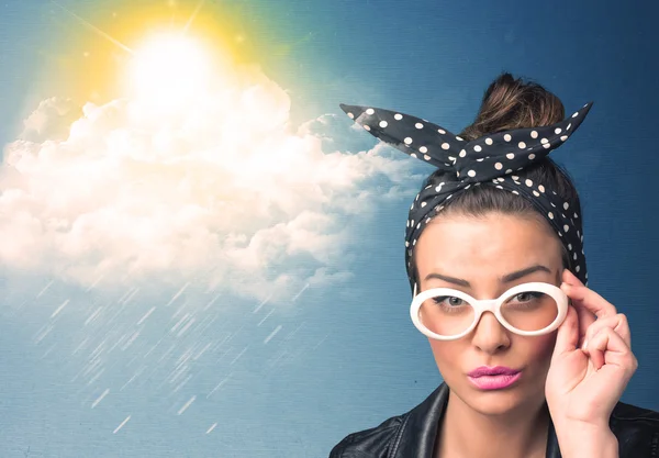 Joven mirando con gafas de sol a las nubes y al sol — Foto de Stock