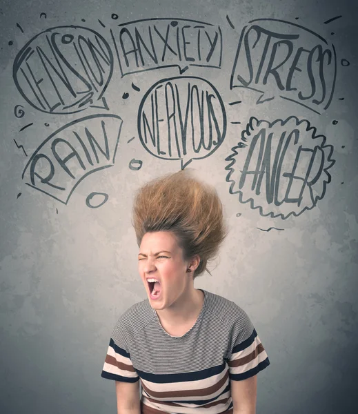 Verrückte junge Frau mit extremer Haarpracht und Sprechblasen — Stockfoto