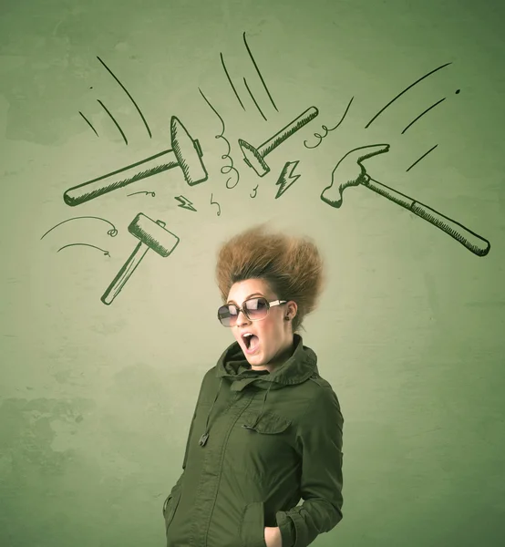 Fáradt nő frizura és fejfájás kalapács szimbólumok — Stock Fotó