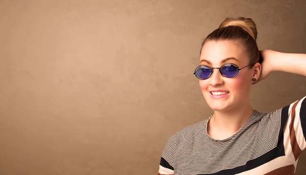 Porträtt av en ung vacker kvinna med solglasögon och copyspace — Stockfoto