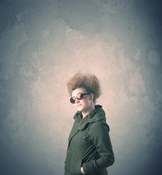 Estilo de cabelo extremo jovem mulher retrato — Fotografia de Stock