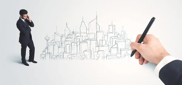 Бизнесмен смотрит на нарисованный вручную город на стене — стоковое фото