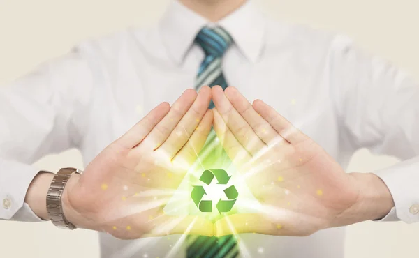 Handen maken van een formulier met recyclingbord — Stockfoto