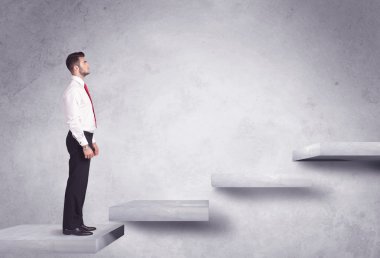 Bir merdiven çıkıyorum