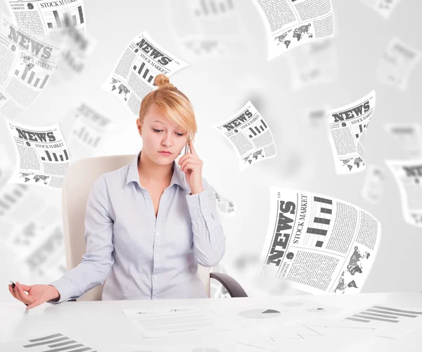 Business woman at desk with stock market newspapers — Stock Photo, Image