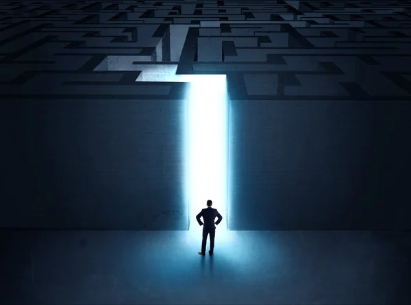 Man at the entrance to a maze — Stock Photo, Image